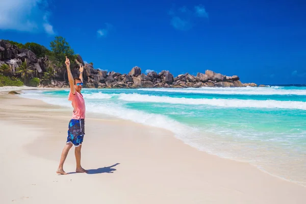 Молодой Человек Тропическом Пляже Держит Руки Празднуя Победу Успех Жизнь — стоковое фото