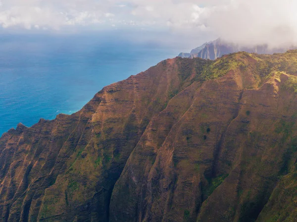 Yukarıdan Kauai Adası Pali Ormanlar Kayalıklarla Okyanus Güzel Havadan Görünümü — Stok fotoğraf