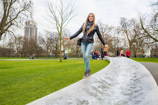 Vacker Flicka Promenader Och Dans Hyde Park Nära Princess Diana — Stockfoto