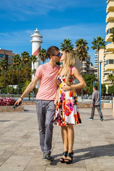 Jong Romantische Koppel Jongen Meisje Kussen Straat — Stockfoto