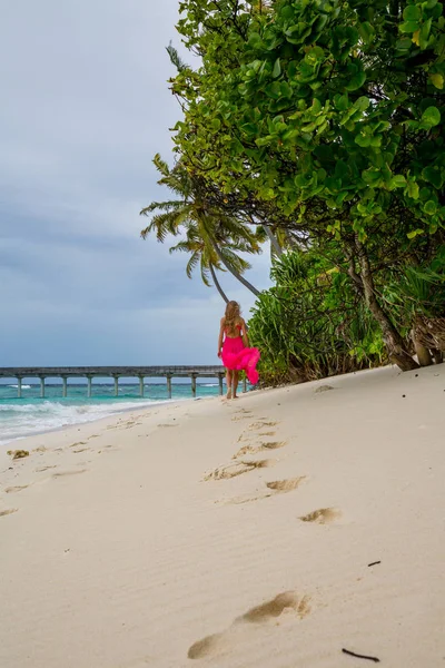 Сексуальная Девушка Прогуливается Пляжу Острове Парадизе — стоковое фото