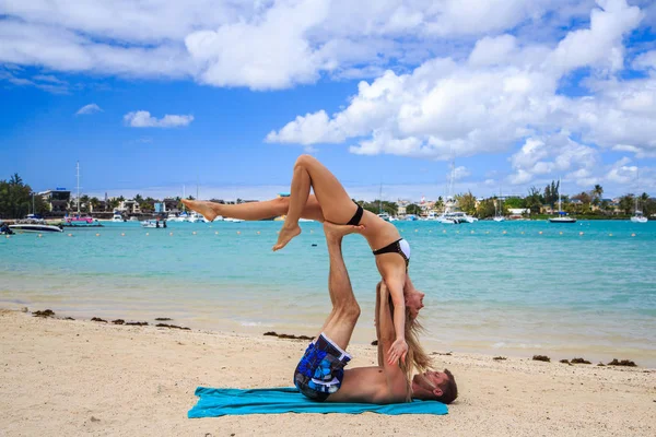 Jong Echt Paar Jongen Meisje Beoefenen Acro Yoga Oefeningen Vroege — Stockfoto