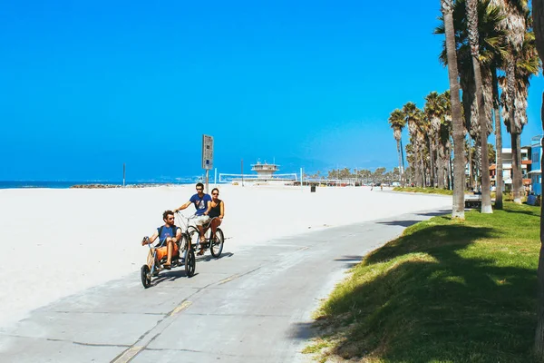 Nádherná Pláž Benátkách Los Angeles Lidé Jezdi Jízdními Koly Moři — Stock fotografie