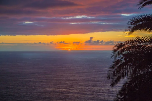 Atemberaubender Blick auf den Sonnenuntergang am Meer auf Teneriffa — Stockfoto