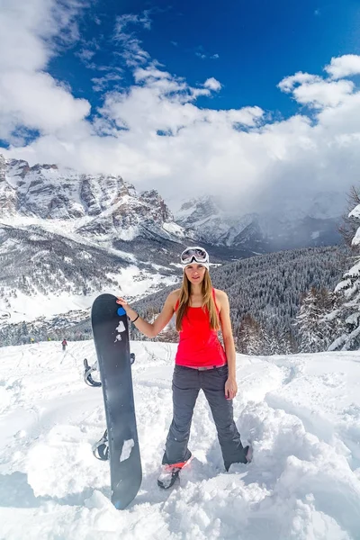 Menina Bonita Montanha Inverno Com Snowboard — Fotografia de Stock