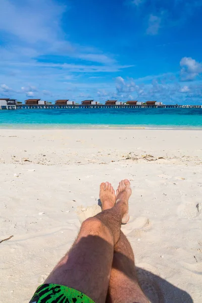 Fundo Viagem Com Duas Pernas Masculinas Uma Praia Com Mar — Fotografia de Stock