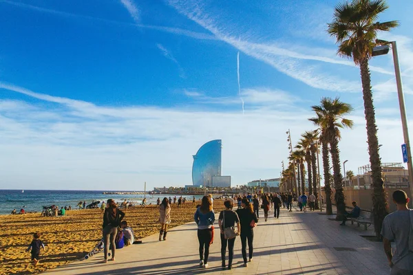 Ocupada Playa Barcelona Con Una Increíble Vista Del Hotel Horizonte —  Fotos de Stock