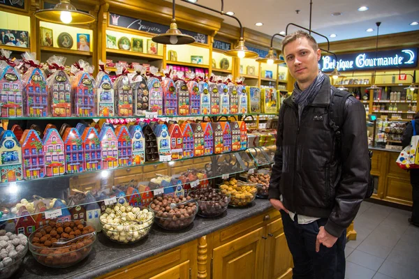Joven parado en una tienda de dulces — Foto de Stock