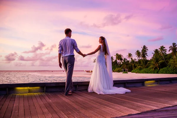 Hermosa Pareja Casada Pie Embarcadero Maldivas Viendo Increíble Puesta Sol — Foto de Stock