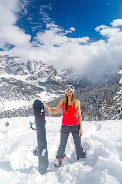 Hermosa Chica Pie Montaña Invierno Con Snowboard —  Fotos de Stock