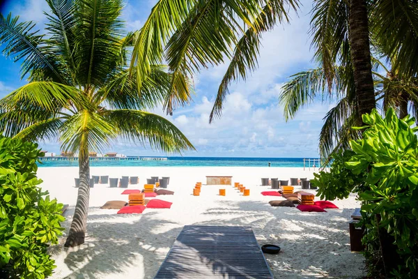 驚くべきビーチ バーやカフェのモルジブ島のインド洋の非常に海岸にヤシの木の下で 純粋な楽園 — ストック写真