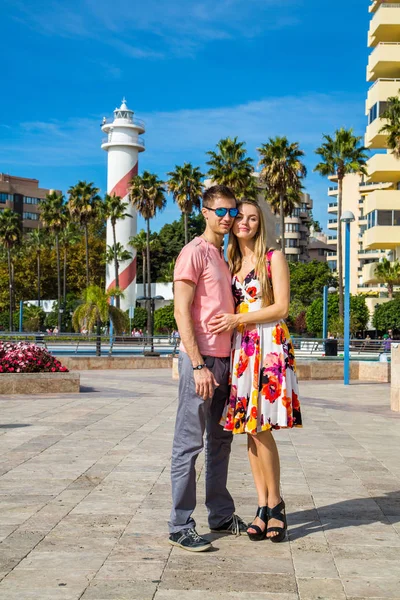 Joven Pareja Romántica Chico Chica Bailando Calle España — Foto de Stock