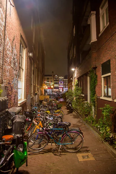 阿姆斯特丹的夜晚 自行车停在街上 令人惊叹的狭窄城市街道 — 图库照片