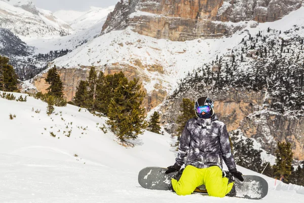 Snowboarder Sentado Neve Altas Montanhas Com Uma Vista Surpreendente — Fotografia de Stock