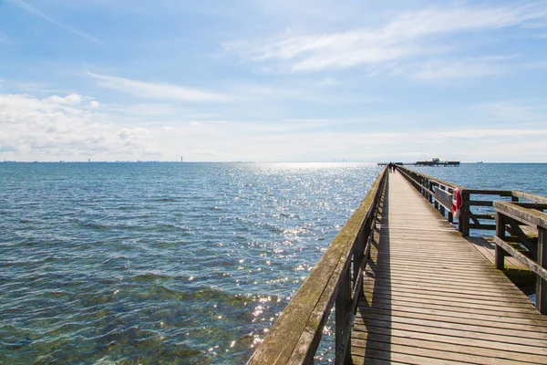 Eindeloze pier, dat in de Noordzee gaat — Stockfoto