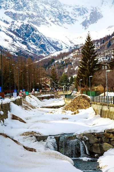 Belo Pequeno Riacho Montanha Que Flui Através Aldeia Alpes Italianos — Fotografia de Stock