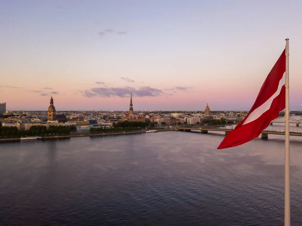 Solnedgången över Ab dam i Riga — Stockfoto