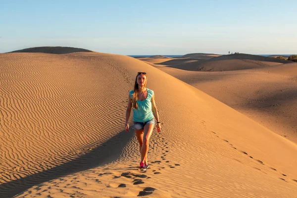 Ragazza in piedi in mezzo alle dune — Foto Stock