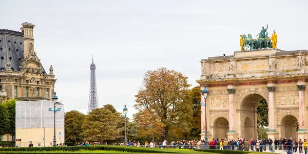 Αψίδα του Θριάμβου στο Tuileries κοντά στο Μουσείο του Λούβρου στο Παρίσι — Φωτογραφία Αρχείου