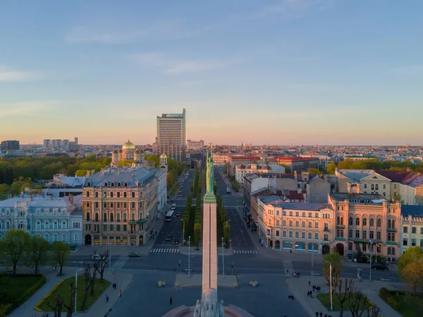 Ηλιοβασίλεμα στη Ρίγα από το άγαλμα της ελευθερίας - Milda — Φωτογραφία Αρχείου