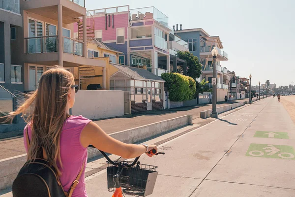 Genç Güzel Kız Los Angeles Taki Venedik Plaj Aşağı Bisiklete — Stok fotoğraf