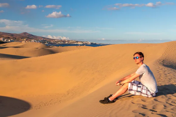 Uomo in piedi nel mezzo di un deserto — Foto Stock