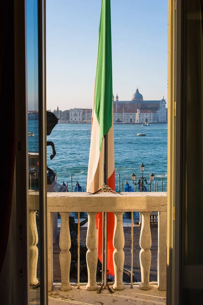 Szép Reggel Velencei Erkéllyel Lenyűgöző Kilátással Laguna Velencére Olasz Zászló — Stock Fotó