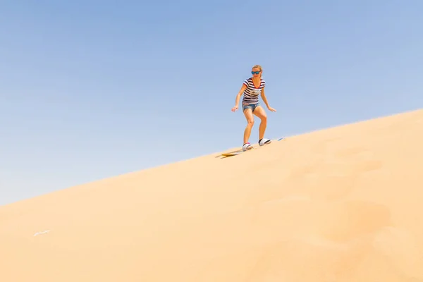 Sandboarding Kobieta Dół Wydmy Pustyni — Zdjęcie stockowe