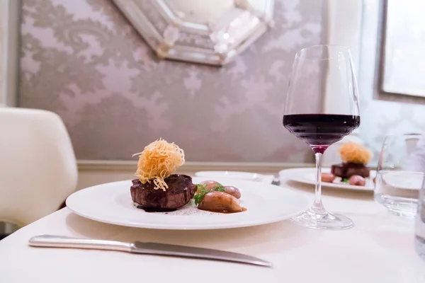 Klasický Steak Červená Vína Večeře Luxusní Restauraci — Stock fotografie