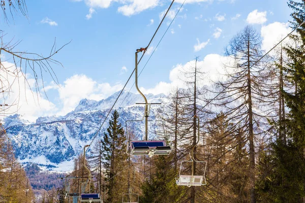 Schöner Wintertag Den Bergen Mit Bergbahnen Ins Dorf — Stockfoto