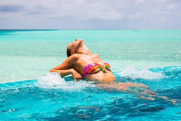 Mulher Relaxando Piscina Infinita Maldivas Ilha Paraíso — Fotografia de Stock