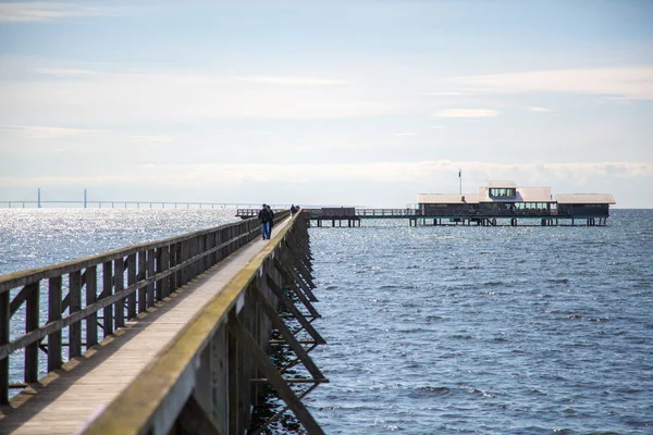 Eindeloze pier, dat in de Noordzee gaat — Stockfoto