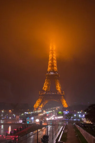 フランス 2016 美しいエッフェル塔曇りの天候の間に暗闇の中で光る 美しい街の灯 — ストック写真