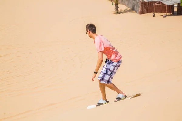 Adam Sandboarding Dune Bir Çölde Aşağı — Stok fotoğraf