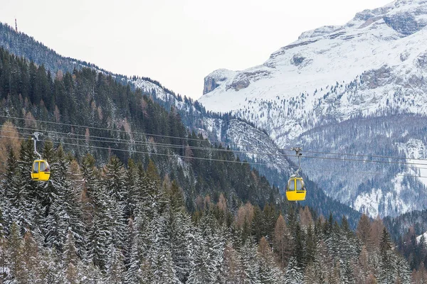 Mooie Winterdag Bergen Met Kabel Auto Gaan Naar Het Dorp — Stockfoto