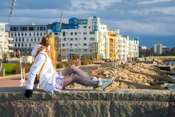 Flickan sitter på distriktet i västra hamnen i Malmö — Stockfoto