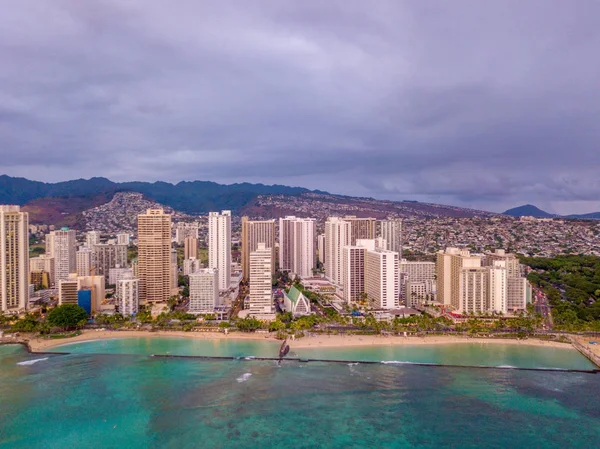 Antenne Honolulu Stadt Skyline Lila Sonnenuntergang Ansicht Wunderschönes Hawaii Surfen — Stockfoto