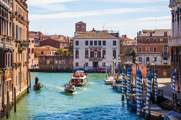 Hermosa Vista Las Góndolas Tradicionales Famoso Canal Grande Venecia Italia — Foto de Stock