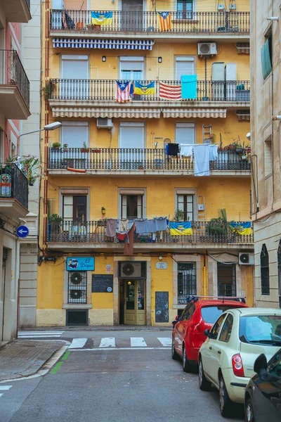 Oud Geel Huis Het Centrum Van Barcelona Spanje Mensen Leven — Stockfoto