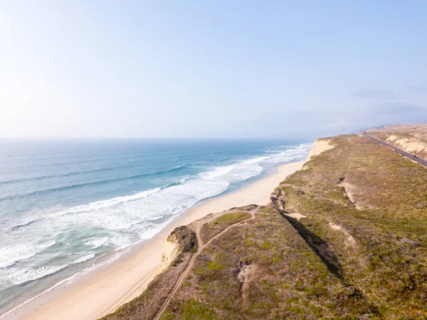 Luchtfoto op de klippen van de Californische Pacific Oceaan — Stockfoto