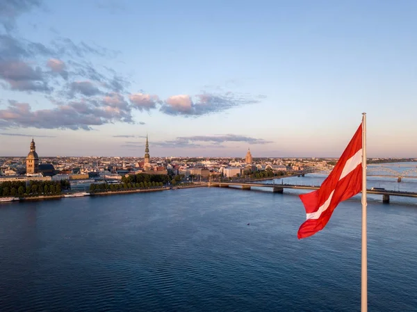 Vista del atardecer sobre la presa AB en Riga — Foto de Stock