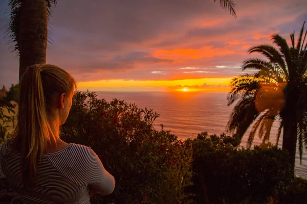 Женщина наблюдает закат океана на острове Тенерифе — стоковое фото
