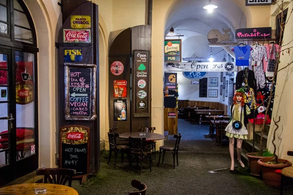 Resim ve çiçekler Prag'da retro vintage Restoran girişinde.