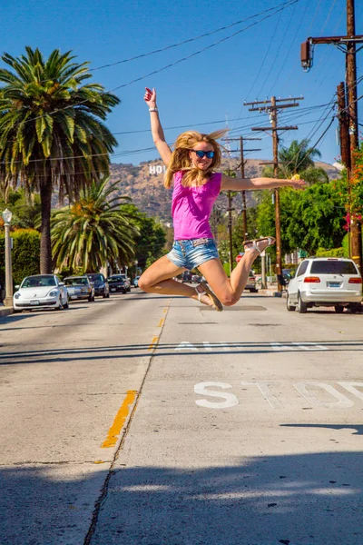 Hollywood Bölgesinde Los Angeles Hollywood Sign Yakınındaki Güzel Kıza Nisan — Stok fotoğraf