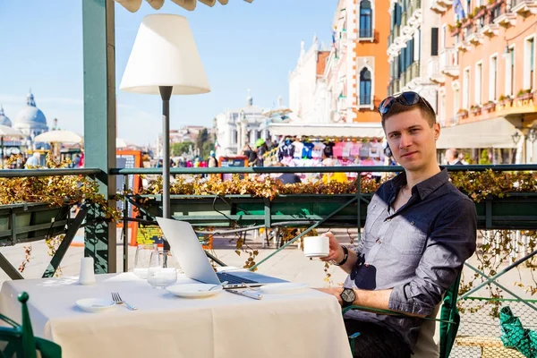 Joven Trabajando Con Ordenador Portátil Cafetería Aire Libre Venecia Tomando — Foto de Stock