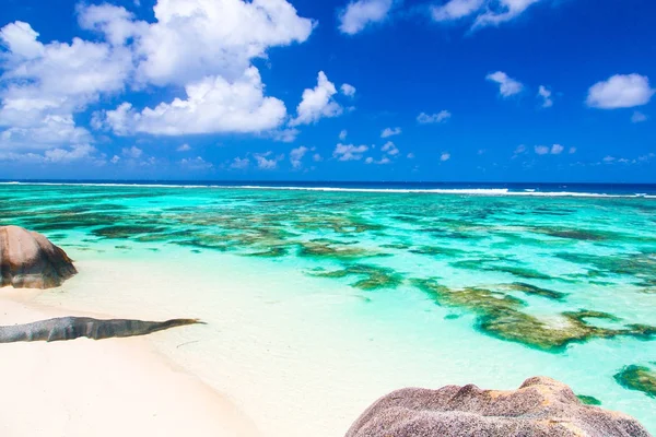 Wunderschöner Exotischer Strand Entlang Der Küste Auf Den Seychellen — Stockfoto