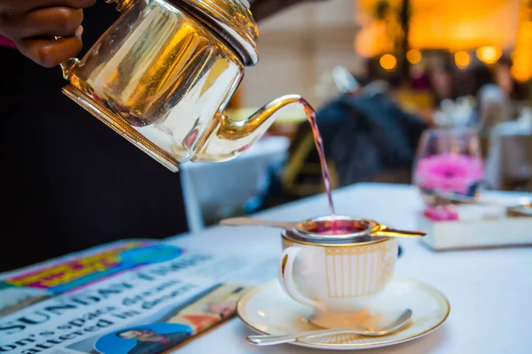 Χύνεται Από Μια Τσαγιέρα Φλυτζάνι Τσαγιού Ένα Νόστιμο Απογευματινό Τσάι — Φωτογραφία Αρχείου