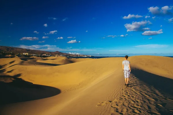 Молодой Одинокий Человек Прогуливающийся Дюнам Канарских Островов — стоковое фото