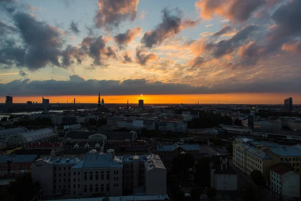 美丽的日落在城市里加 拉脱维亚 — 图库照片