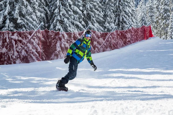 Man Snowboarden Van Hellingen Bergen — Stockfoto